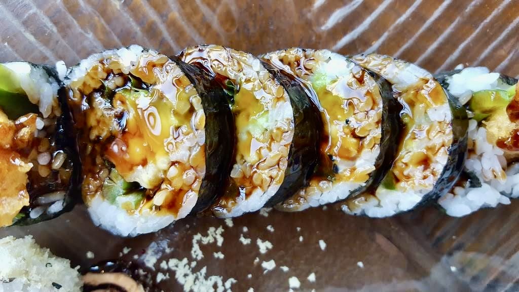 Sushi roll with sauce